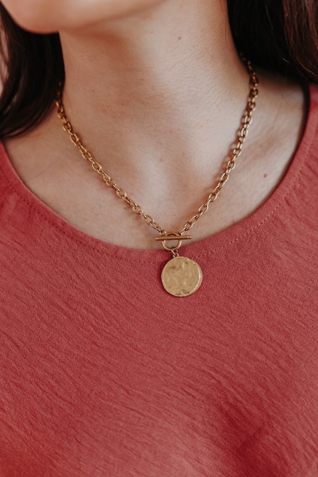 Zoom sur le collier posé.