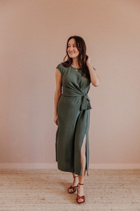 Femme avec une robe kaki. Femme avec une robe kaki.