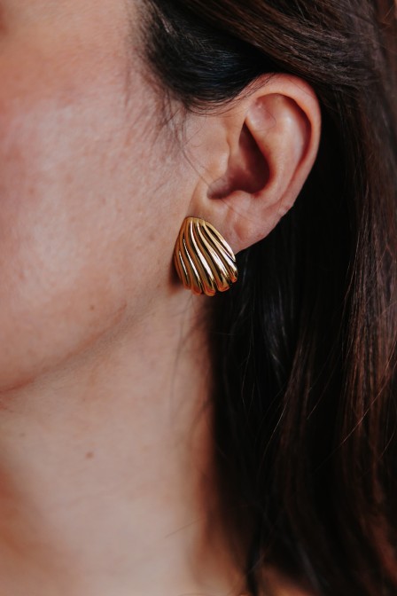 Femme avec des boucles dorées.