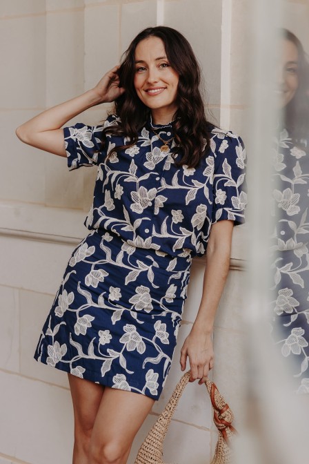 Femme avec une jupe. Femme avec une jupe.