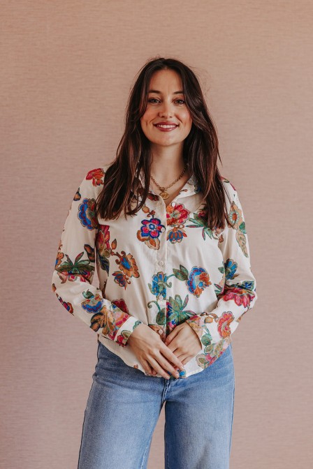 Femme avec une chemise. Femme avec une chemise.