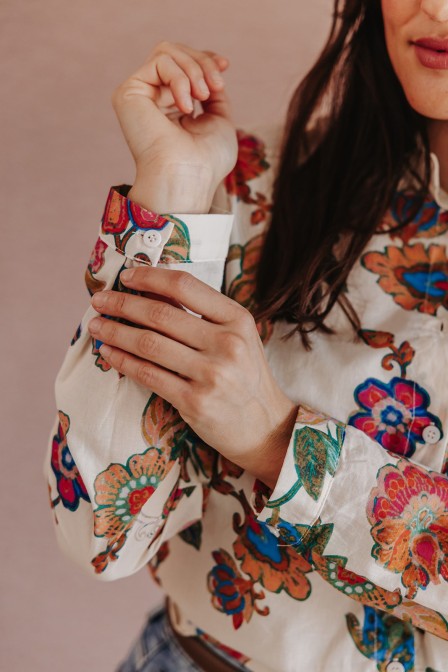 Femme avec une chemise. Femme avec une chemise.