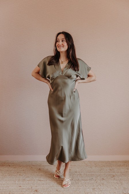 Femme avec une robe kaki. Femme avec une robe kaki.