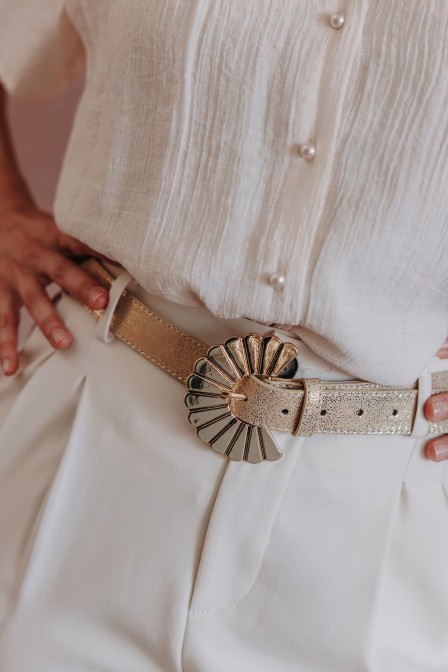 Femme avec une ceinture dorée.