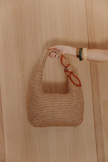 Femme qui tient un sac. Femme qui tient un sac.
