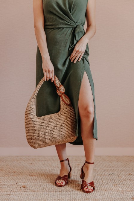 Femme qui tient un sac. Femme qui tient un sac.
