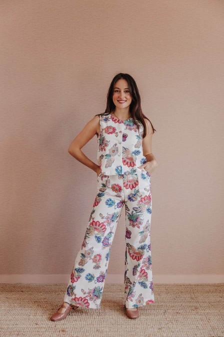 Femme avec un total look imprimé.