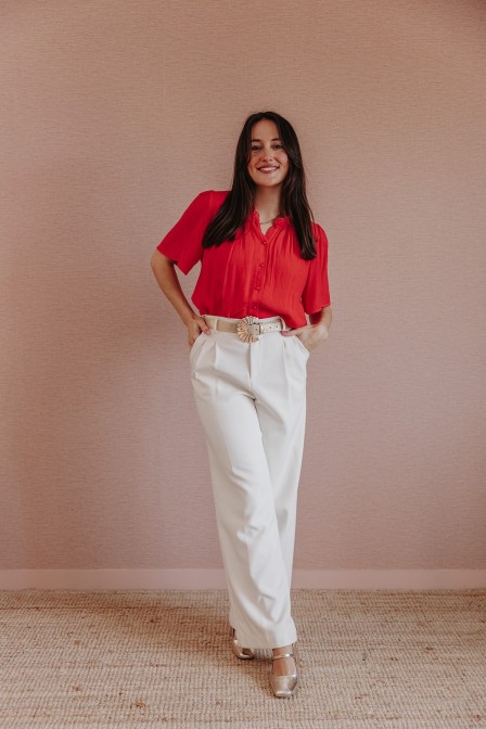 Femme avec une blouse. Femme avec une blouse.