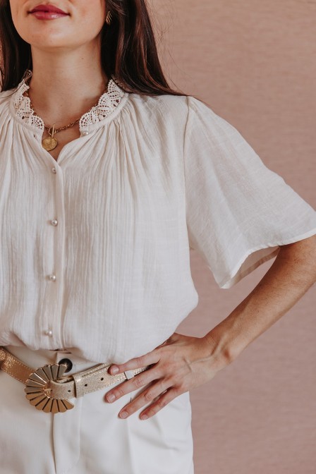Femme avec une blouse écrue. Femme avec une blouse écrue.