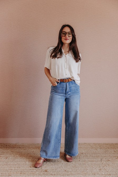 Femme avec une blouse écrue. Femme avec une blouse écrue.