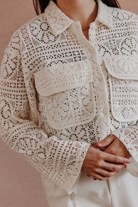 Femme avec une veste. Femme avec une veste.
