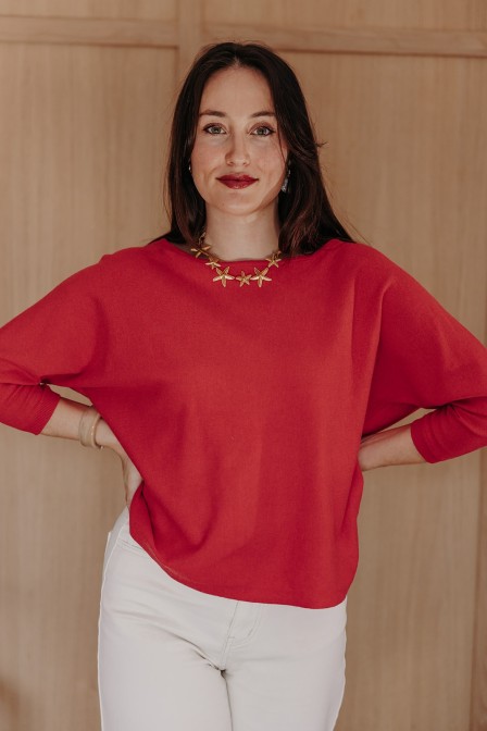 Femme avec un pull hibiscus. Femme avec un pull hibiscus.