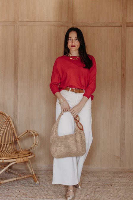 Femme avec un pull hibiscus. Femme avec un pull hibiscus.