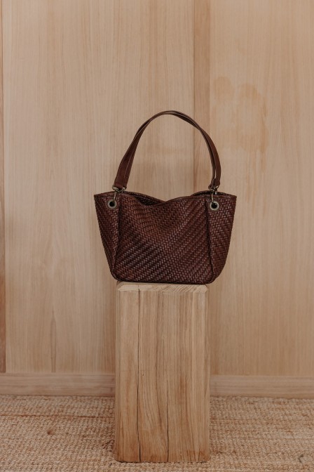 Sac posé sur une stèle. Sac posé sur une stèle.