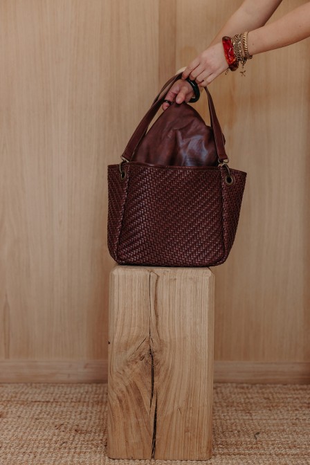 Sac posé sur une stèle. Sac posé sur une stèle.