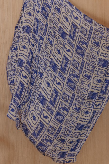 Zoom sur l'imprimé du foulard. Zoom sur l'imprimé du foulard.