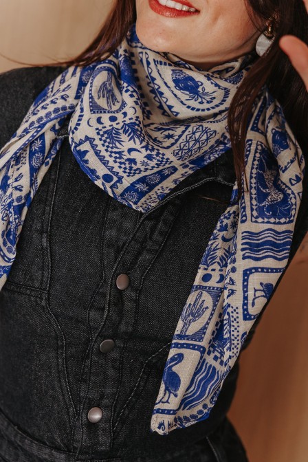 Zoom sur l'imprimé du foulard. Zoom sur l'imprimé du foulard.
