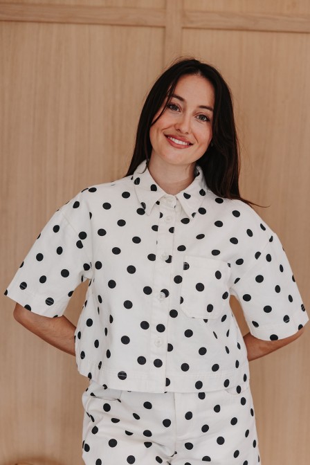 Femme avec une veste. Femme avec une veste.