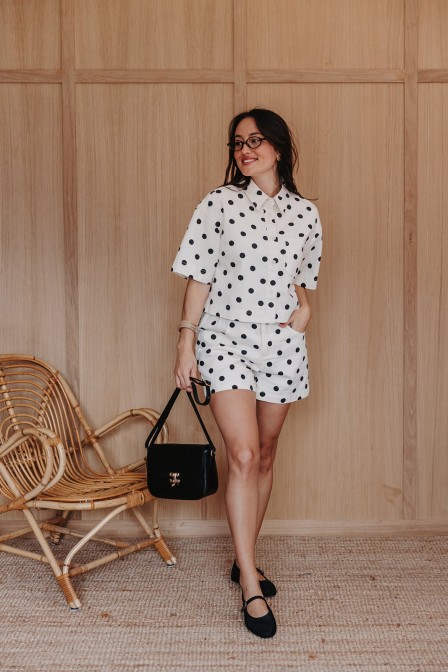 Femme avec une veste. Femme avec une veste.