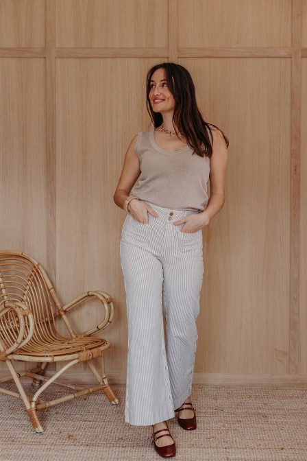 Femme avec un jean.
