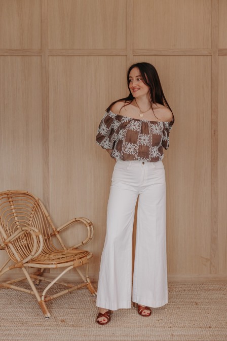 Femme avec une blouse. Femme avec une blouse.