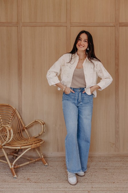 Femme avec une veste. Femme avec une veste.