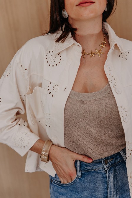 Femme avec une veste. Femme avec une veste.