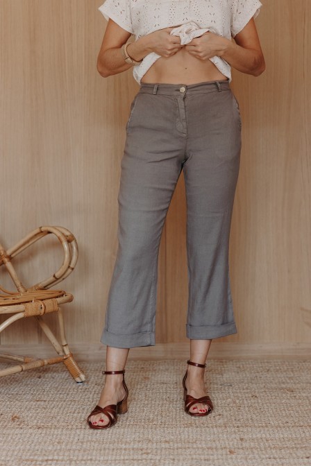 Femme avec un pantalon. Femme avec un pantalon.