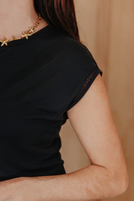 Femme avec un t-shirt. Femme avec un t-shirt.