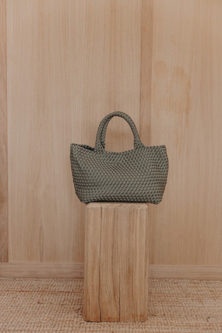 Sac posé sur une stèle. Sac posé sur une stèle.