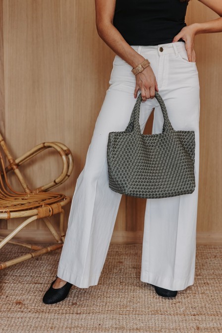 Sac posé sur une stèle. Sac posé sur une stèle.