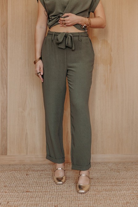Femme avec un pantalon. Femme avec un pantalon.