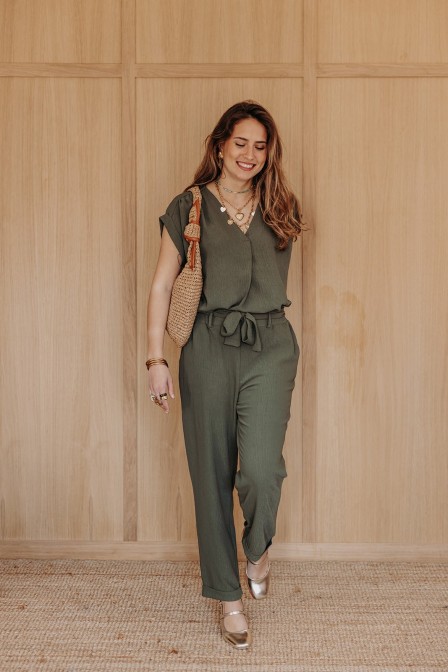 Femme avec un pantalon. Femme avec un pantalon.