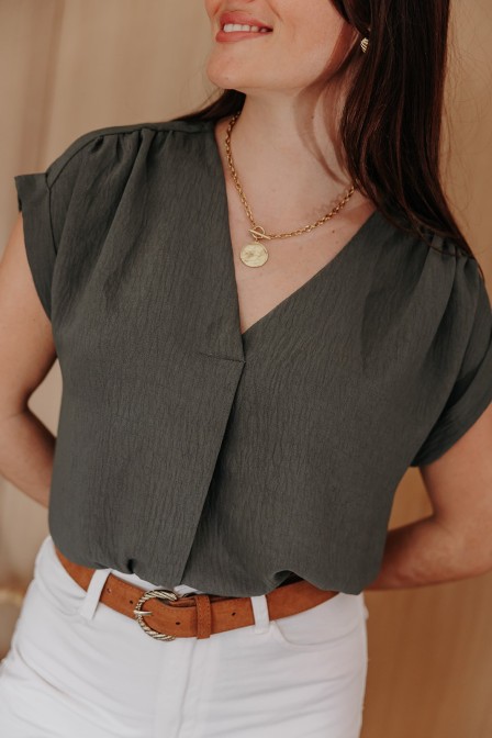 Femme avec un top. Femme avec un top.