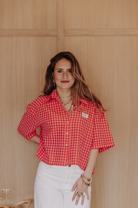 Femme avec une chemise. Femme avec une chemise.