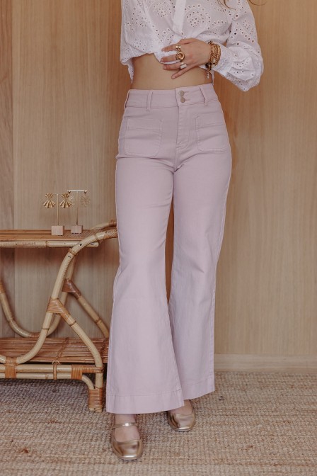 Femme avec un pantalon. Femme avec un pantalon.