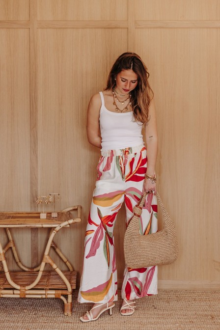 Femme avec un pantalon. Femme avec un pantalon.