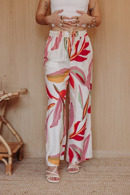 Femme avec un pantalon. Femme avec un pantalon.