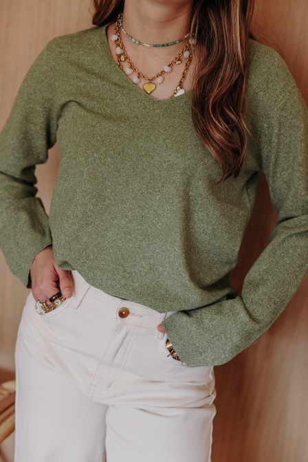 Femme avec un pull. Femme avec un pull.
