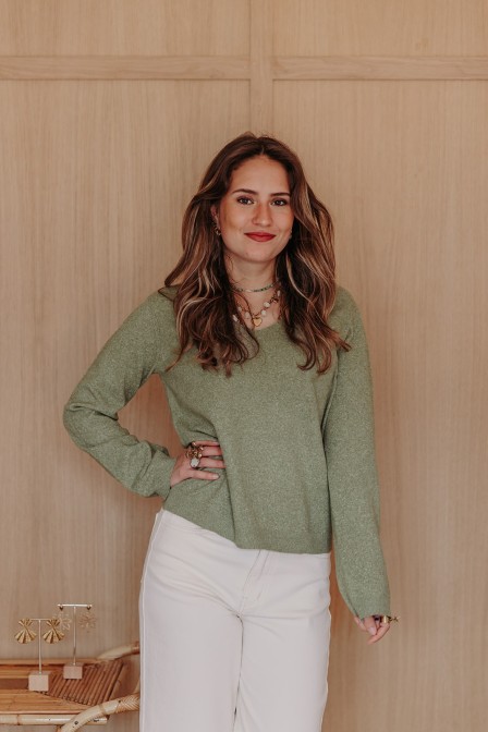 Femme avec un pull. Femme avec un pull.