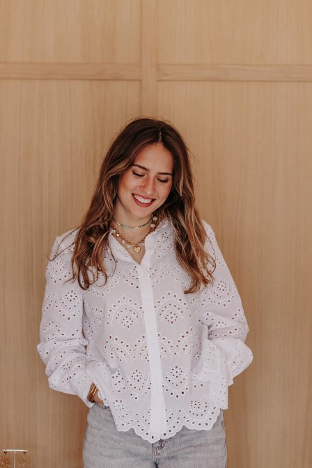 Femme avec une chemise. Femme avec une chemise.