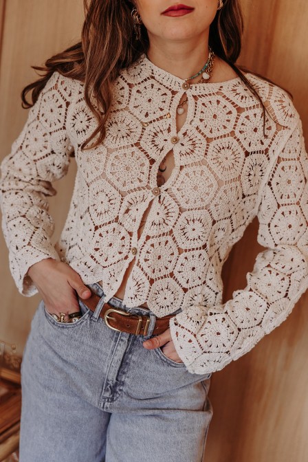 Femme avec un top en crochet. Femme avec un top en crochet.