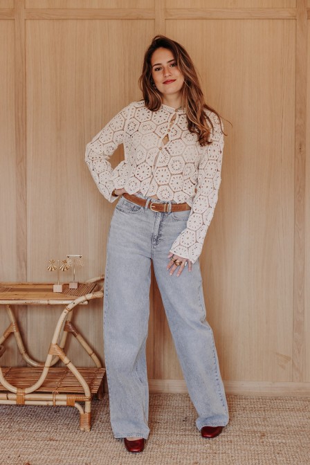Femme avec un top en crochet. Femme avec un top en crochet.