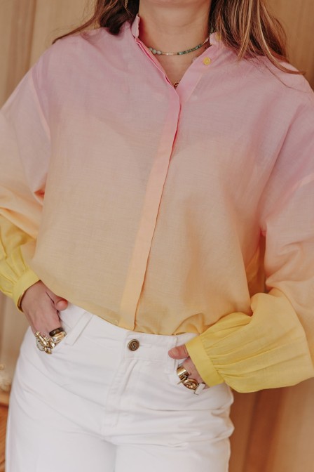 Femme avec une chemise. Femme avec une chemise.