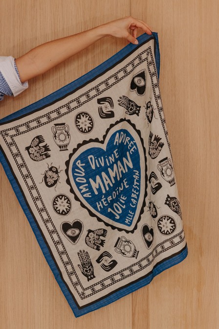 Femme qui tient un foulard. Femme qui tient un foulard.