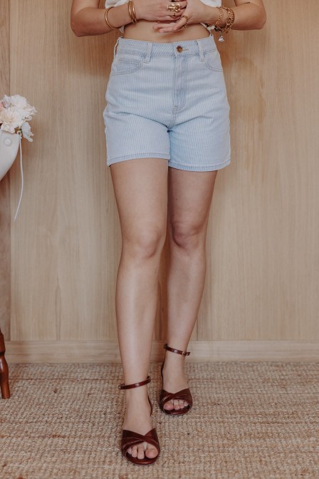 Femme avec un bermuda. Femme avec un bermuda.
