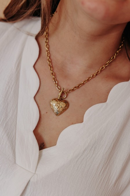 Femme avec un collier. Femme avec un collier.