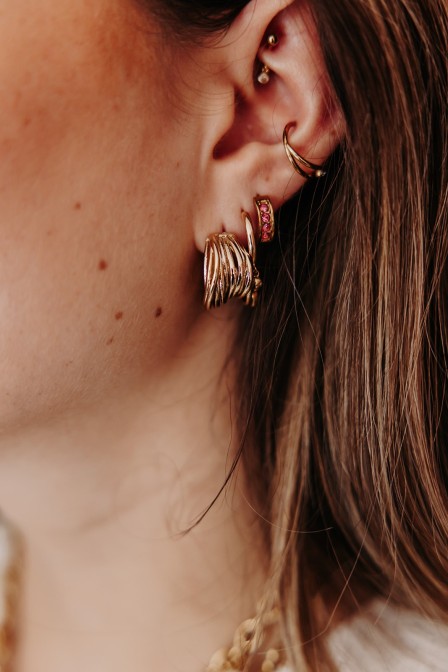Femme avec des boucles d'oreilles. Femme avec des boucles d'oreilles.