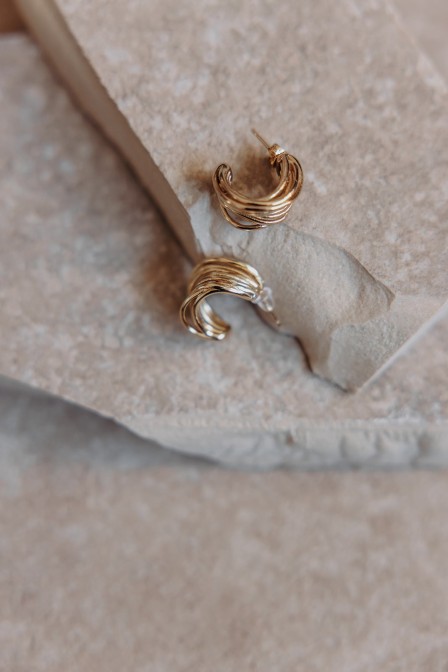 Femme avec des boucles d'oreilles. Femme avec des boucles d'oreilles.