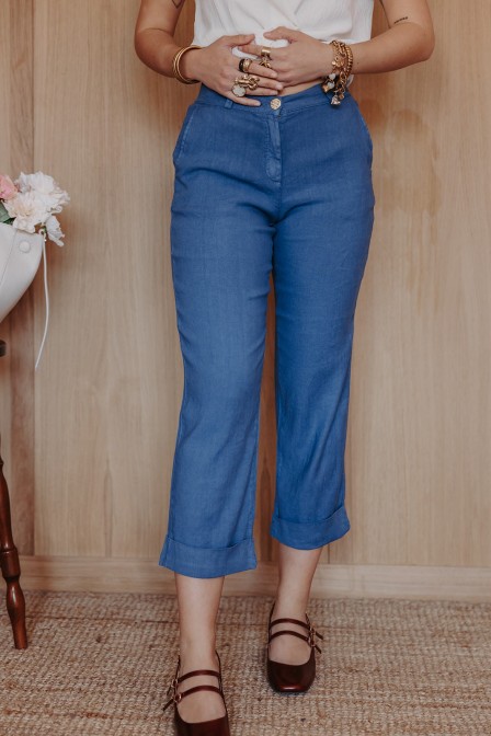 Femme avec un pantalon. Femme avec un pantalon.